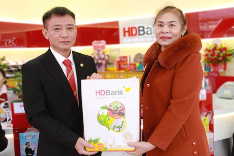 HDBank chung tay cùng Bắc Kạn phát triển kinh tế nông lâm nghiệp- Ảnh 2. Chào mừng điểm giao dịch đầu tiên tại Bắc Kạn, HDBank dành tặng nhiều phần quà hấp dẫn cho những khách hàng đầu tiên đến giao dịch - Ảnh: HDBank