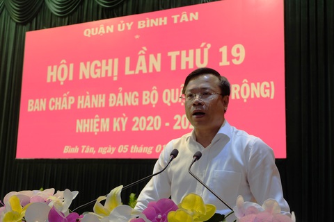 Bình Tân thực hiện vượt 15 chỉ tiêu, thu ngân sách đạt 121%- Ảnh 1. Bí thư Quận ủy Bình Tân Huỳnh Khắc Điệp phát biểu tại hội nghị - Ảnh: TIẾN LONG