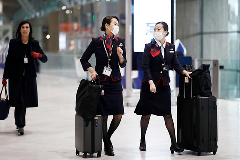 Phi hành đoàn Japan Airlines cứu được hết hành khách nhưng vẫn bị 'rút kinh nghiệm'- Ảnh 2. Tiếp viên của Hãng hàng không Japan Airlines - Ảnh: REUTERS