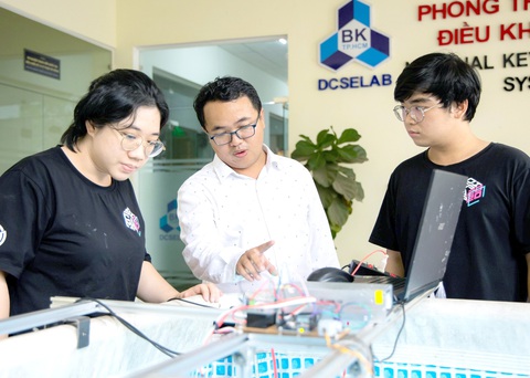 Những quả cầu vàng lung linh- Ảnh 1. PGS.TS Lê Thanh Long (giữa) hướng dẫn các cộng sự trong nhóm nghiên cứu của mình - Ảnh: NVCC