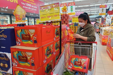Người dân chi tiêu tiết kiệm, giỏ quà Tết bình dân đang 'chiếm sóng'- Ảnh 1. Giỏ, hộp quà tặng Tết đã được các siêu thị bày bán, áp dụng nhiều khuyến mãi - Ảnh: N.TRÍ