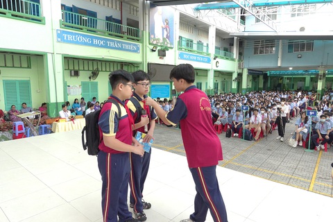 Nạn bạo lực học đường, phải ngăn chặn mầm mống từ sớm - Ảnh 1. Học sinh Trường THCS Ba Đình (TP.HCM) diễn tiểu phẩm tuyên truyền chống bạo lực học đường - Ảnh: NHƯ HÙNG