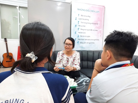 Nạn bạo lực học đường, phải ngăn chặn mầm mống từ sớm - Ảnh 3. Giáo viên Trường THCS Kim Đồng (quận 5, TP.HCM) tư vấn tâm lý cho học sinh tại phòng tư vấn tâm lý học đường - Ảnh NHƯ HÙNG