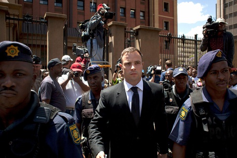 Huyền thoại không chân Pistorius mãn hạn tù sau vụ án bắn chết bạn gái- Ảnh 1. Oscar Pistorius rời khỏi một phiên tòa xét xử vụ bắn chết bạn gái vào năm 2014 - Ảnh: GETTY