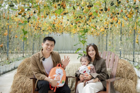 Quả nhiên là em bé 'đụng đâu trend đó', bé Pam tiếp tục tạo trend với chiếc ba lô siêu đáng yêu- Ảnh 1. Quả nhiên là em bé 'đụng đâu trend đó', bé Pam tiếp tục tạo trend với chiếc ba lô siêu đáng yêu- Ảnh 1.