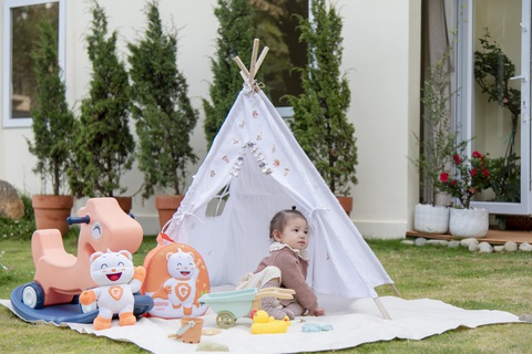 Quả nhiên là em bé 'đụng đâu trend đó', bé Pam tiếp tục tạo trend với chiếc ba lô siêu đáng yêu- Ảnh 4. Quả nhiên là em bé 'đụng đâu trend đó', bé Pam tiếp tục tạo trend với chiếc ba lô siêu đáng yêu- Ảnh 4.