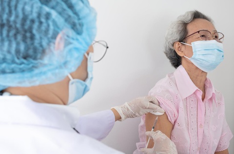 Lợi ích của vắc xin phòng cúm đối với người cao tuổi- Ảnh 2. Vắc xin giúp bảo vệ người cao tuổi khỏi nhiễm cúm và hơn thế nữa