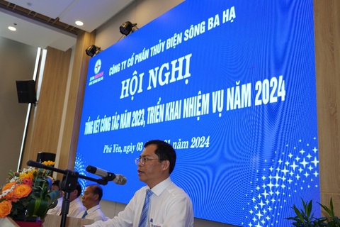 Công ty Thủy điện Sông Ba Hạ nỗ lực hoàn thành xuất sắc nhiệm vụ- Ảnh 1. Ông Nguyễn Đức Phú, Phó Tổng Giám đốc SBH báo cáo kết quả SXKD năm 2023 và kế hoạch nhiệm vụ năm 2024. Ảnh: H.T