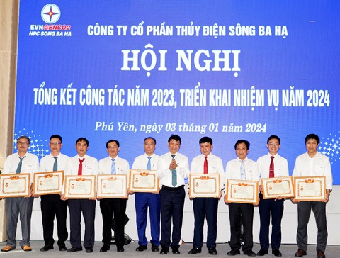 Công ty Thủy điện Sông Ba Hạ nỗ lực hoàn thành xuất sắc nhiệm vụ- Ảnh 2. Ông Trần Lý, Thành viên HĐQT EVNGENCO2 trao tặng Giấy khen của EVNGENCO2 cho các cá nhân được công nhận chiến sĩ thi đua năm 2023. Ảnh: H.T