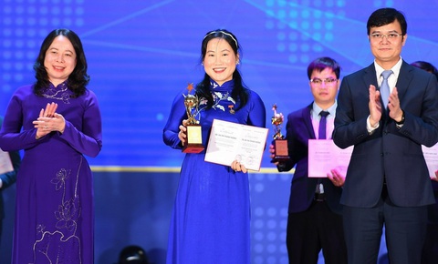 Những quả cầu vàng lung linh- Ảnh 2. TS Hà Thị Thanh Hương nhận giải thưởng Quả cầu vàng dành cho tài năng trẻ lĩnh vực khoa học công nghệ - Ảnh: NVCC