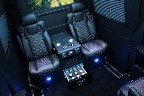 Mercedes-Benz Sprinter siêu sang, giá ngang Bentley Flying Spur nhưng đủ cho 9 người- Ảnh 3. Tuy nhiên, không gian phía sau rộng rãi với TV khổng lồ, tủ lạnh, máy chơi game, bàn gập... mới là điểm nhấn chính - Ảnh: Clive Sutton