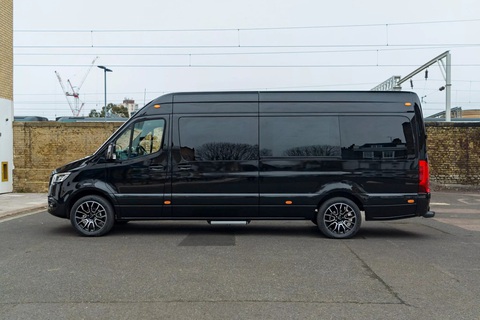 Mercedes-Benz Sprinter siêu sang, giá ngang Bentley Flying Spur nhưng đủ cho 9 người- Ảnh 1. Chiếc Mercedes-Benz Sprinter nhìn từ ngoài đã thấy một số điểm đặc biệt như mâm đa chấu phong cách, hay cửa sổ riêng tư nhìn một chiều - Ảnh: Clive Sutton