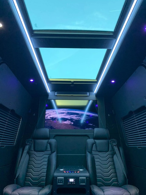 Mercedes-Benz Sprinter siêu sang, giá ngang Bentley Flying Spur nhưng đủ cho 9 người- Ảnh 11. Mercedes-Benz Sprinter siêu sang, giá ngang Bentley Flying Spur nhưng đủ cho 9 người- Ảnh 11.