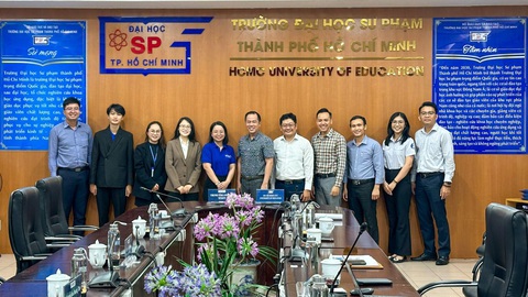 WESET và trường Đại học Sư phạm TP.HCM cùng phát triển ngoại ngữ cho sinh viên- Ảnh 2. Đại diện WESET cùng tập thể thầy cô đại diện trường Đại học Sư phạm TP.HCM