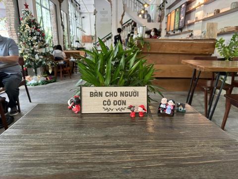 Ảnh vui 6-1: 'Người tàn ác' thường nghĩ ra nhiều trò đớn đau- Ảnh 1. Thấy cái bàn này sinh ra là dành cho tui luôn á!