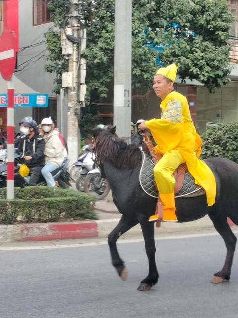Ảnh vui 6-1: 'Người tàn ác' thường nghĩ ra nhiều trò đớn đau- Ảnh 6. "Ngọc Hoàng" xuống trần gian?!
