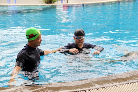 Thầy giáo dạy bơi qua kênh TikTok triệu lượt thích- Ảnh 1. Thầy Chiến có hơn 10 năm kinh nghiệm làm HLV bơi lội - Ảnh: NHƯ QUỲNH