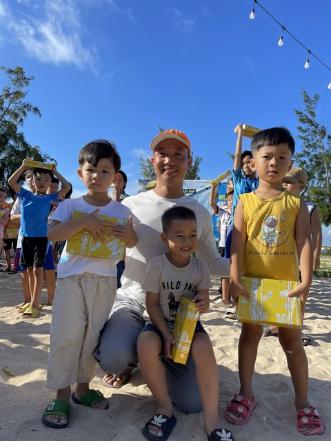 Thầy giáo dạy bơi qua kênh TikTok triệu lượt thích- Ảnh 3. Đông đảo các em nhỏ ở huyện đảo Phú Quý được cha mẹ đưa đến tham gia chương trình học bơi miễn phí - Ảnh: NVCC