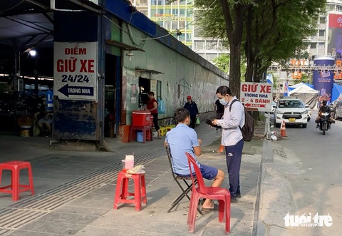 Cần chặn ngay các bãi giữ xe 'chặt chém' dịp cuối năm- Ảnh 4. Điểm giữ xe nằm trên đường Tôn Thất Thiệp, ngay cạnh phố đi bộ Nguyễn Huệ, có mức giá 15.000 - 20.000 đồng/xe - Ảnh: TIẾN QUỐC