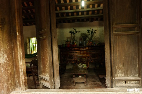 Ngôi nhà trải qua 7 đời chủ. Chủ đầu của ngôi nhà là cụ Trần Duy Hanh, một lái buôn giàu có. Cụ thuê hơn 20 thợ tài hoa làm nghề mộc ở Cao Đà, phủ Lý Nhân về làm mấy tháng trời mới xong. Ông Bá Bính là chủ thứ tư của ngôi nhà. Sau Bá Bính, ngôi nhà còn trải qua ba đời chủ khác, cho đến tháng 11-2007 thì được Sở Văn hóa và Thông tin Hà Nam mua lại với giá 700 triệu đồng và giao cho Phòng Văn hoá - Thông tin huyện Lý Nhân quản lý - Ảnh: ĐẬU DUNG Ngôi nhà trải qua 7 đời chủ. Chủ đầu của ngôi nhà là cụ Trần Duy Hanh, một lái buôn giàu có. Cụ thuê hơn 20 thợ tài hoa làm nghề mộc ở Cao Đà, phủ Lý Nhân về làm mấy tháng trời mới xong - Ảnh: ĐẬU DUNG