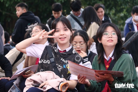 Lưu ý gì trước khi đăng ký nguyện vọng đại học năm 2024?- Ảnh 1. Bạn trẻ Huế tham dự Chương trình tư vấn tuyển sinh - hướng nghiệp 2024 sáng 6-1 - Ảnh: NHẬT LINH