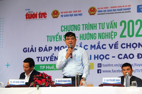 Lưu ý gì trước khi đăng ký nguyện vọng đại học năm 2024?- Ảnh 2. TS Nguyễn Mạnh Hùng, Vụ Giáo dục đại học - Bộ Giáo dục và Đào tạo, tư vấn cho các thí sinh sáng 6-1 - Ảnh: NHẬT LINH
