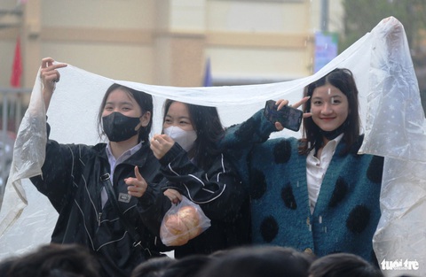 Lưu ý gì trước khi đăng ký nguyện vọng đại học năm 2024?- Ảnh 3. Dù thời tiết ở Huế sáng 6-1 có mưa nhưng hàng ngàn học sinh vẫn nán lại nghe các thầy trong ban tư vấn cung cấp thông tin cho kỳ tuyển sinh đại học, cao đẳng sắp tới - Ảnh: NHẬT LINH