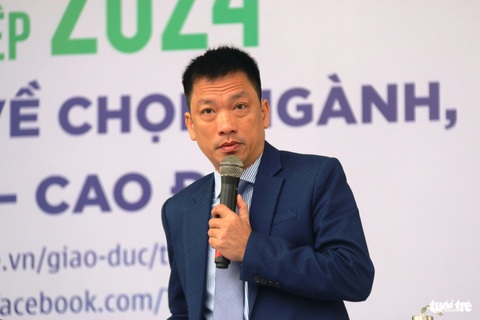 Lưu ý gì trước khi đăng ký nguyện vọng đại học năm 2024?- Ảnh 4. TS Lê Văn Tường Lân đại diện Đại học Huế trả lời câu hỏi của các bạn học sinh liên quan đến ngành vi mạch bán dẫn và trí tuệ nhân tạo - Ảnh: NHẬT LINH