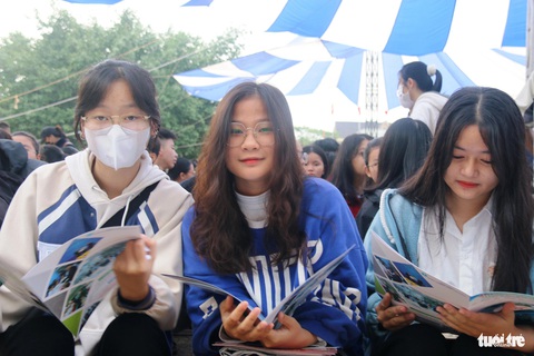 Lưu ý gì trước khi đăng ký nguyện vọng đại học năm 2024?- Ảnh 6. Các bạn học sinh Trường THPT Phan Đăng Lưu (TP Huế) tham dự chương trình tư vấn tuyển sinh - hướng nghiệp của báo Tuổi Trẻ sáng 6-1 - Ảnh: NHẬT LINH