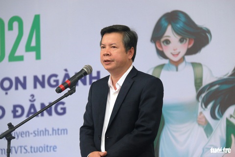 Lưu ý gì trước khi đăng ký nguyện vọng đại học năm 2024?- Ảnh 7. Ông Nguyễn Tân, giám đốc Sở Giáo dục và Đào tạo tỉnh Thừa Thiên Huế, tại chương trình sáng 6-1 - Ảnh: NHẬT LINH