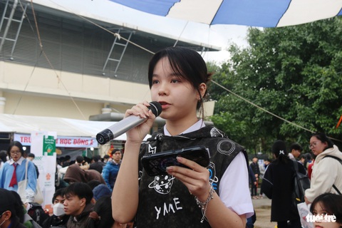 Lưu ý gì trước khi đăng ký nguyện vọng đại học năm 2024?- Ảnh 8. Một bạn học sinh đặt câu hỏi tại chương trình - Ảnh: NHẬT LINH