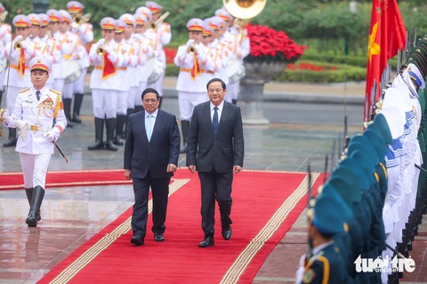 Thủ tướng Việt Nam, Lào gặp nhau lần thứ 7 trong chưa đầy 1 năm- Ảnh 1. Thủ tướng Phạm Minh Chính và Thủ tướng Lào Sonexay Siphandone duyệt đội danh dự - Ảnh: NGUYỄN KHÁNH