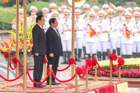 Thủ tướng Việt Nam, Lào gặp nhau lần thứ 7 trong chưa đầy 1 năm- Ảnh 2. Thủ tướng Lào Sonexay Siphandone là người đứng đầu chính phủ nước ngoài đầu tiên thăm Việt Nam trong năm 2024 - Ảnh: NGUYỄN KHÁNH