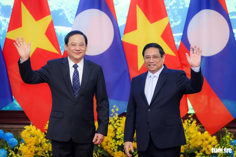 Thủ tướng Việt Nam, Lào gặp nhau lần thứ 7 trong chưa đầy 1 năm- Ảnh 5. Thủ tướng Phạm Minh Chính và Thủ tướng Lào Sonexay Siphandone vẫy tay chào báo chí trước khi hội đàm - Ảnh: NGUYỄN KHÁNH