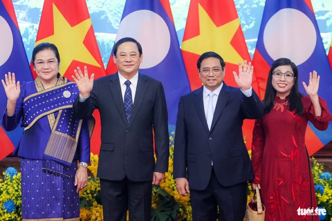 Thủ tướng Việt Nam, Lào gặp nhau lần thứ 7 trong chưa đầy 1 năm- Ảnh 6. Đây là chuyến thăm chính thức Việt Nam đầu tiên của Thủ tướng Lào Sonexay Siphandone trên cương vị mới - Ảnh: NGUYỄN KHÁNH
