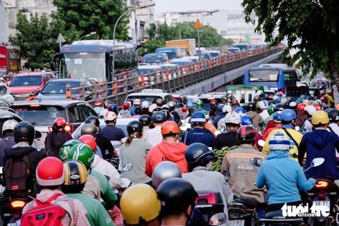 Cầu vượt Cộng Hòa - Hoàng Hoa Thám thành điểm đen tai nạn giao thông- Ảnh 1. Dòng xe ken đặc khu vực cầu vượt thép Cộng Hòa - Hoàng Hoa Thám (quận Tân Bình), điểm đen tai nạn giao thông mới phát sinh - Ảnh: PHƯƠNG NHI