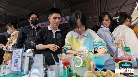 Tư vấn tuyển sinh tại Huế: Học sinh hào hứng tìm hiểu ngành nghề- Ảnh 1. Bạn trẻ Huế trải nghiệm nghề pha chế đồ uống tại gian tư vấn của Trường đại học Đông Á - Ảnh: NHẬT LINH