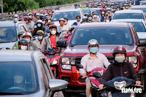 Cầu vượt Cộng Hòa - Hoàng Hoa Thám thành điểm đen tai nạn giao thông- Ảnh 3. Dòng xe ken đặc trên đường Cộng Hòa (hướng quận Phú Nhuận) đổ về cầu vượt Hoàng Hoa Thám - Ảnh: PHƯƠNG NHI