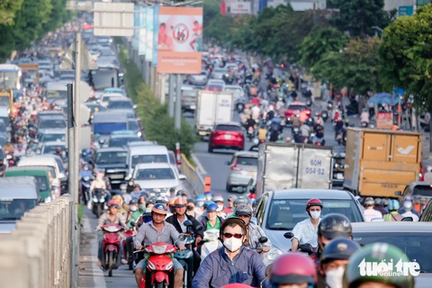Cầu vượt Cộng Hòa - Hoàng Hoa Thám thành điểm đen tai nạn giao thông- Ảnh 4. Kẹt xe trên cầu vượt Cộng Hòa - Hoàng Hoa Thám, chiều 11-12-2023 - Ảnh: PHƯƠNG NHI