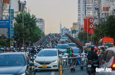 Cầu vượt Cộng Hòa - Hoàng Hoa Thám thành điểm đen tai nạn giao thông- Ảnh 5. Có nhiều giải pháp được đưa ra. Cơ quan chức năng rào chắn, phân luồng một chiều giao thông từ hướng vòng xoay Lăng Cha Cả về quốc lộ 1 vào giờ cao điểm buổi chiều - Ảnh: CHÂU TUẤN