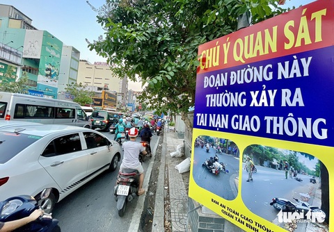 Cầu vượt Cộng Hòa - Hoàng Hoa Thám thành điểm đen tai nạn giao thông- Ảnh 6. Cơ quan chức năng cũng lắp một bảng cảnh báo tai nạn giao thông phía đầu cầu vượt (hướng quốc lộ 1 đi vòng xoay Lăng Cha Cả, quận Tân Bình) - Ảnh: CHÂU TUẤN