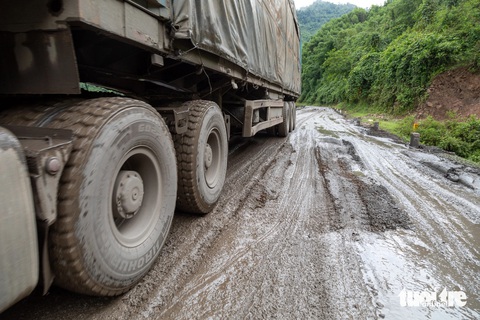 Chính phủ đồng ý xây dựng băng tải than 5,5km giữa biên giới Việt Nam - Lào- Ảnh 1. Đường Hồ Chí Minh nhánh tây hư hỏng do vận chuyển than từ Lào về Việt Nam - Ảnh: HOÀNG TÁO
