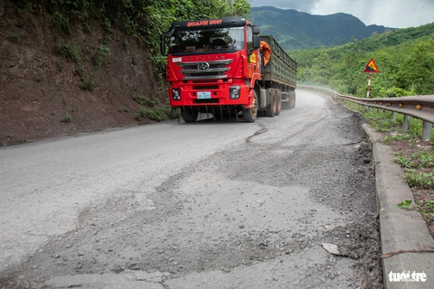 Chính phủ đồng ý xây dựng băng tải than 5,5km giữa biên giới Việt Nam - Lào- Ảnh 2. Ngày cao điểm có 400 - 450 lượt xe tải chở than qua biên giới Việt Nam - Lào - Ảnh: HOÀNG TÁO