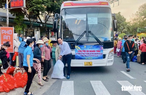 Doanh nhân Quảng Nam góp tiền thuê xe đưa bà con nghèo về quê ăn Tết- Ảnh 1. Chuyến xe nghĩa tình đưa bà con nghèo Quảng Nam tại TP.HCM về quê ăn Tết Quý Mão 2023 - Ảnh: NGỌC TIÊN