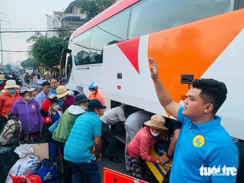 Doanh nhân Quảng Nam góp tiền thuê xe đưa bà con nghèo về quê ăn Tết- Ảnh 2. Hoạt động được Hội Doanh nhân Quảng Nam phía Nam và phường Tân Sơn Nhì tổ chức nhiều năm qua - Ảnh: NGỌC TIÊN