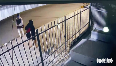 Đang truy bắt 3 thanh thiếu niên chém người khác 21 nhát trong chưa đầy 1 phút- Ảnh 1. Một trong 3 thanh thiếu niên (quần trắng) chém đối thủ (áo đen) khi nạn nhân đứng yên, không dám kháng cự - Ảnh: Cắt từ clip người dân cung cấp
