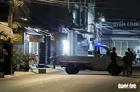 Đang truy bắt 3 thanh thiếu niên chém người khác 21 nhát trong chưa đầy 1 phút- Ảnh 2. Cảnh sát khám nghiệm hiện trường - Ảnh: Người dân cung cấp