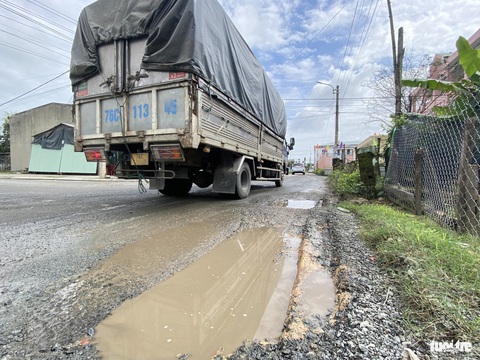 Xe tải, xe khách rủ nhau né trạm thu phí, đường dân sinh nát tan- Ảnh 3. Nhiều xe tải trọng lớn chạy qua con đường dân sinh - Ảnh: LÊ TRUNG