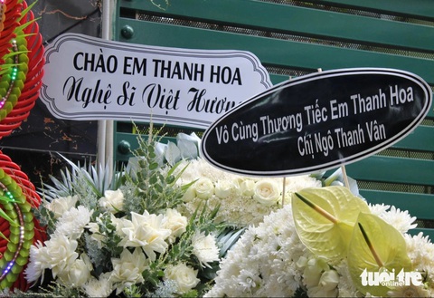 Hữu Châu nhắn nhủ Thanh Sói Thanh Hoa về bên chân Phật em nghe- Ảnh 4. Ngô Thanh Vân hiện đang ở Berlin (Đức) gửi lẵng hoa chia buồn cùng gia đình Thanh Hoa - Ảnh: TÔ CƯỜNG