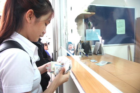 Học sinh, sinh viên nào được miễn giảm học phí theo quy định mới?- Ảnh 1. Sinh viên Trường đại học Công nghiệp TP.HCM nộp học phí - Ảnh: TRẦN HUỲNH